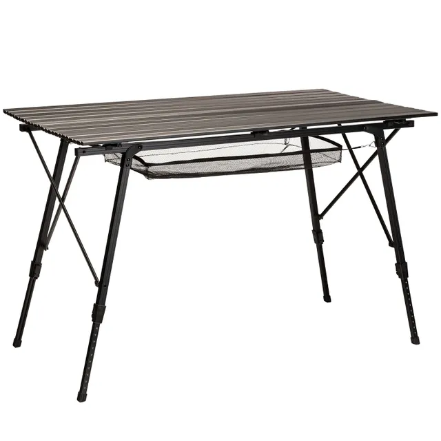 Klappbarer Tisch mit aluminierten Lamellen und einem unteren Netz, gestützt von schwarzen, höhenverstellbaren Beinen.