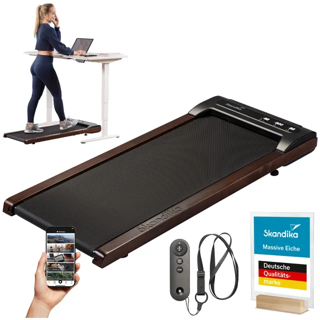 Laufband in Holzoptik mit Display, Smartphone in Hand, Person steht an Stehpult und telefoniert. Zubehör und Qualitätszeichen unten rechts.