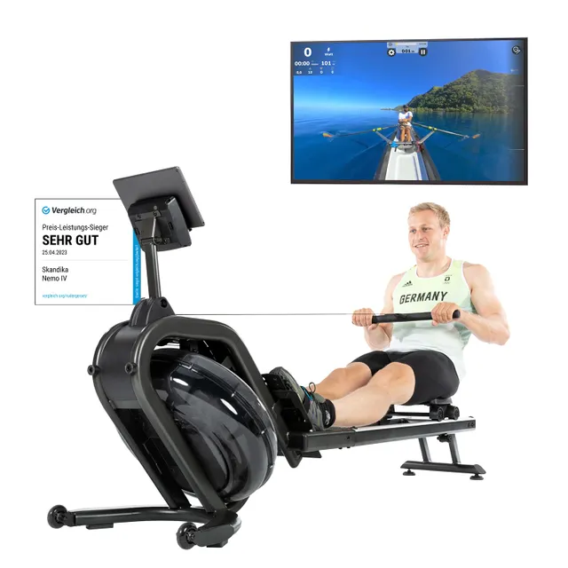 Rudergerät mit einem Benutzer, der an einer Videowiedergabe mit einem Wasserpanorama rudert. Preis-Leistungs-Sieger-Auszeichnung daneben.
