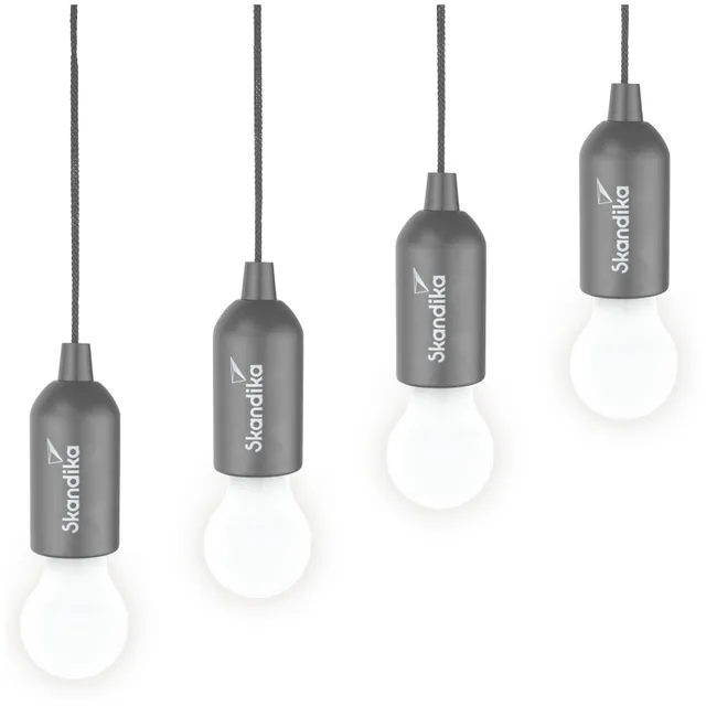Vier hängende Lampen mit grauen Fassungen und weißen Glühbirnen, auf transparentem Hintergrund.