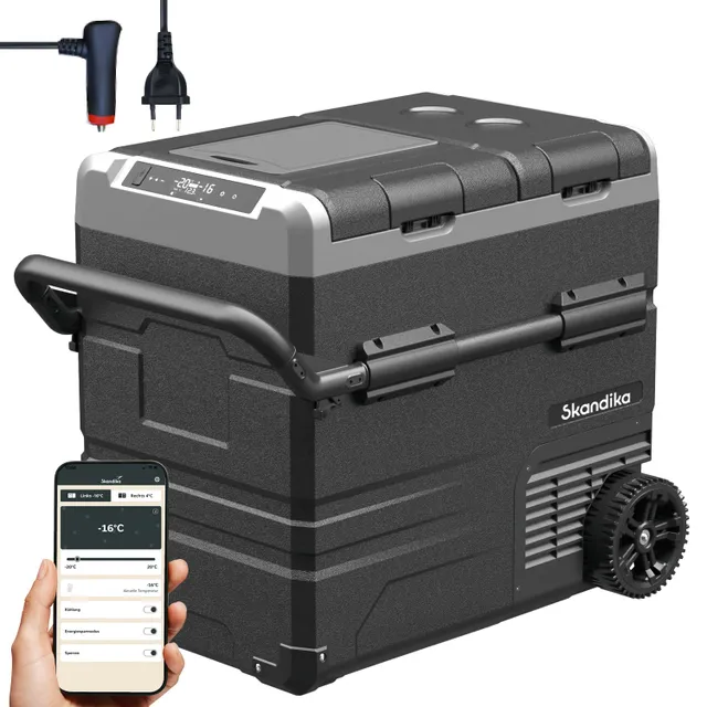Kühlbox mit Rollen, digitaler Temperaturanzeige und Smartphone-Steuerung. Kabelanschlüsse oben sichtbar. Markenlogo: Skandika.