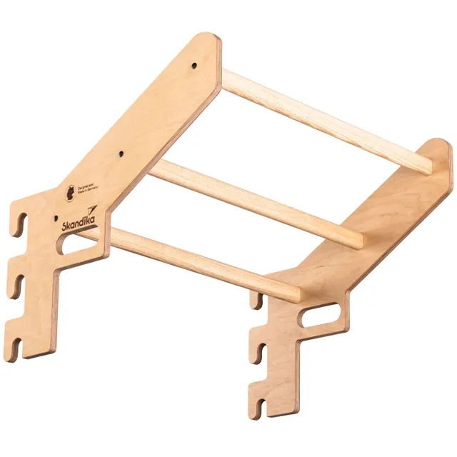 Holzgestell mit drei horizontalen Stangen, schrägen Seiten und Ausschnitten. Marke „Skandika“ sichtbar.