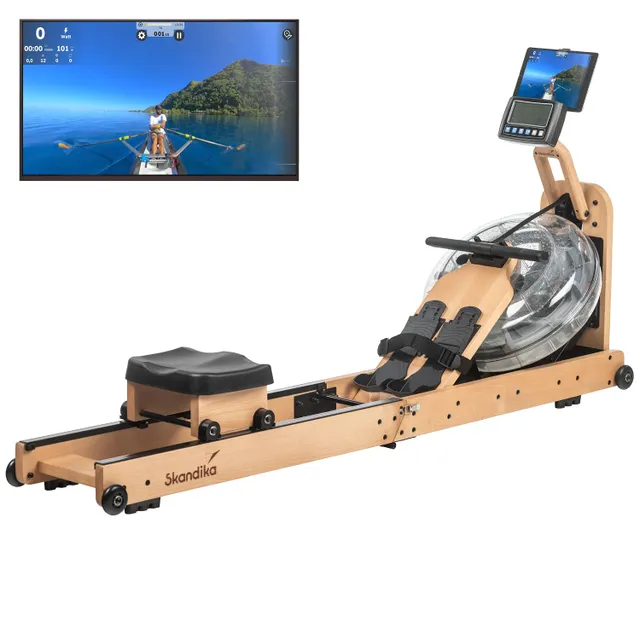 Wassertretgerät aus Holz mit Sitz, Fußstützen und Monitor. Im Hintergrund ein Bildschirm mit Ruder-Szene.