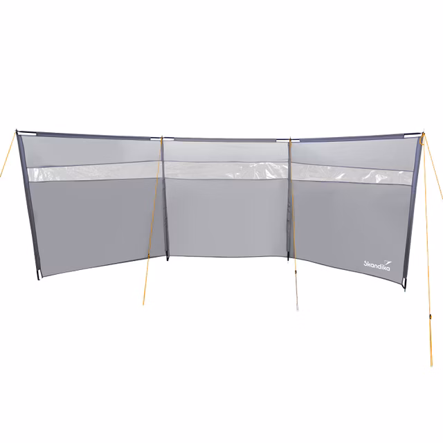 Faltbarer Sichtschutz in Grau mit transparenten oberen Streifen und gelben Abspannleinen. Markierung „Skandika“ sichtbar.