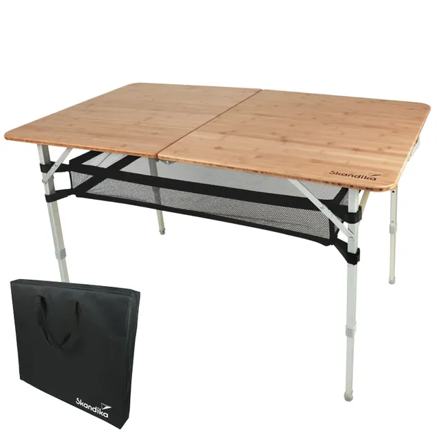 Klappbarer Tisch mit einer Holzoberfläche und Metallbeinen, darunter ein Mesh-Netz. Neben dem Tisch befindet sich eine schwarze Tragetasche.