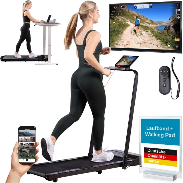 Laufband mit Stehpult, Person in Sportkleidung läuft darauf. TV zeigt eine Naturansicht, Smartphone und Fernbedienung sichtbar.