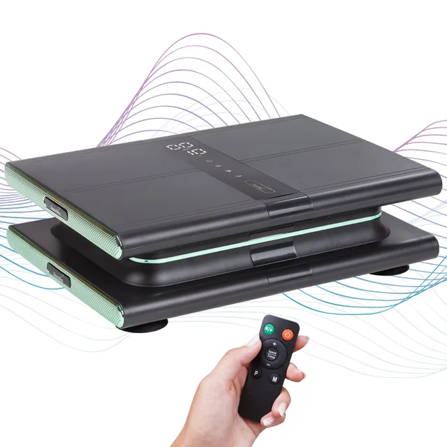 Zwei übereinander liegende schwarze Geräte mit digitalem Display und Bedientasten. Eine Hand hält eine Fernbedienung.