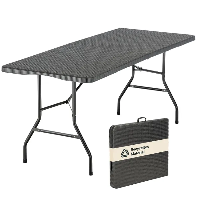Schwarzer Klapptisch aus recyceltem Material neben einer schwarzen Tragetasche. Tisch hat eine strukturierte Oberfläche.