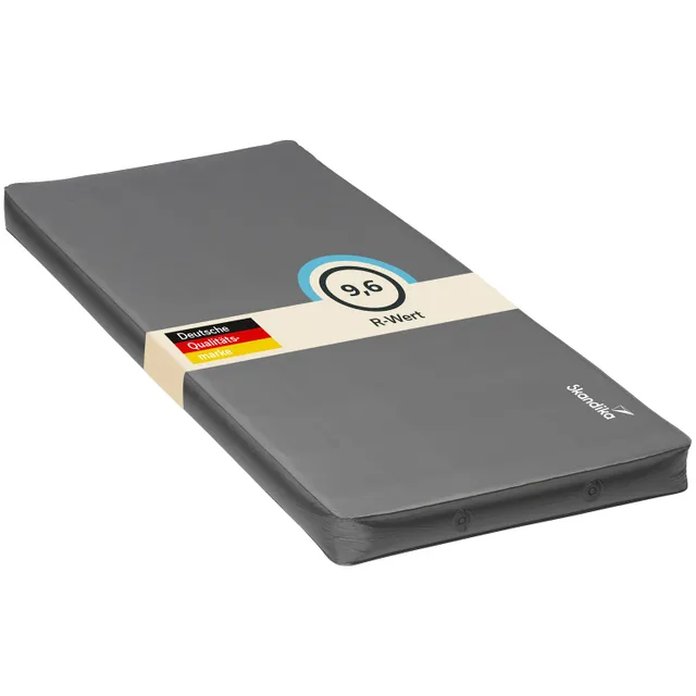 Isoliermatte in Grauton mit einem R-Wert von 9,6 und einem Etikett mit deutscher Qualität.