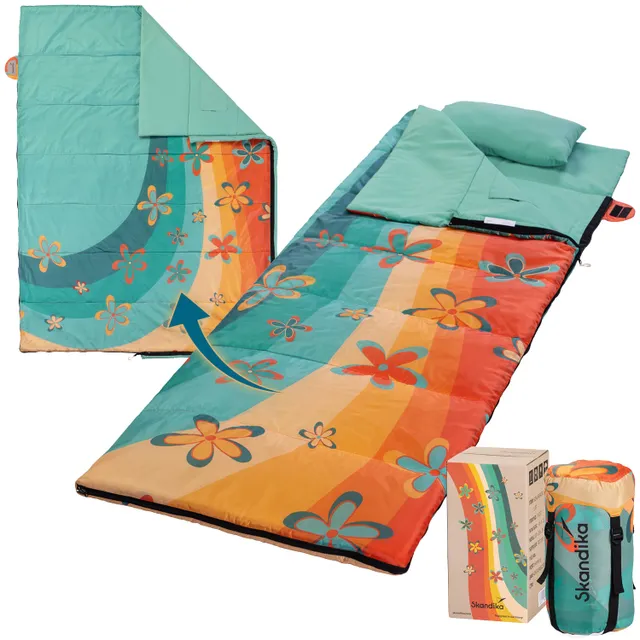 Schlafsack mit buntem Design, der aufgeklappt und mit Kissen sowie Verpackung neben dem zusammengerollten Schlafsack dargestellt ist.