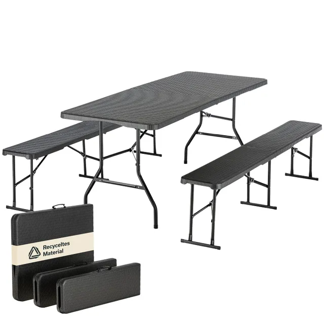 Ein faltbarer Tisch mit zwei Bänken in Schwarz, aus recyceltem Material, neben drei zusammenklappbaren Elementen.