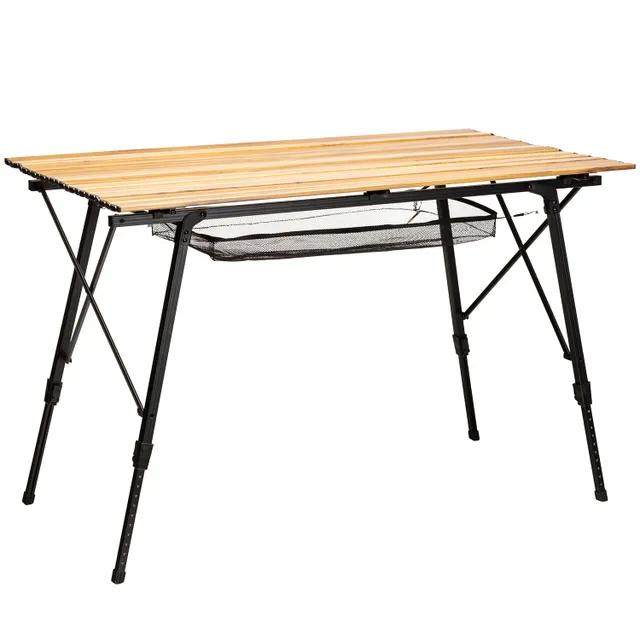 Klappbarer Tisch mit einer Holzplatte und einem schwarzen Metallgestell, darunter ein Netzregal.