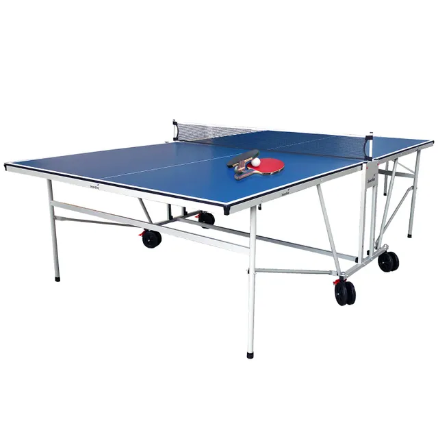 Tischtennisplatte mit blauer Spielfläche, Netz und Schläger auf der Platte, auf einem stabilen Gestell mit Rollen.