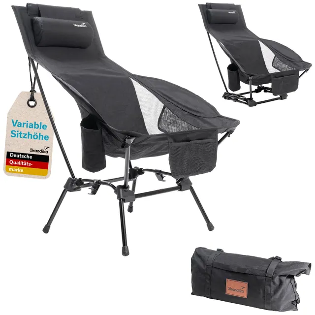 Schwarzer Campingsessel mit abnehmbaren Kopfkissen, Stauraum an den Seiten und Taschen, zusammen mit einer Tragetasche.