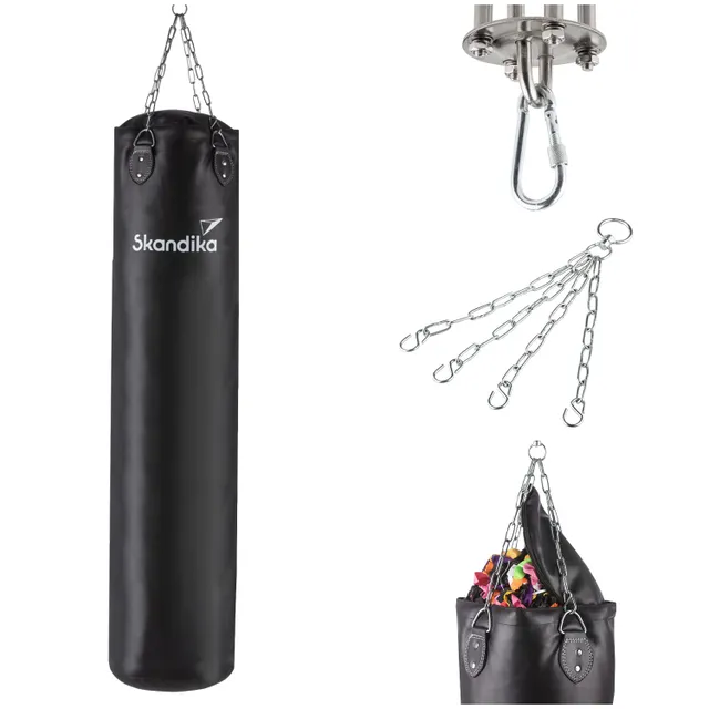 Schwarze Sandsack mit Kettenaufhängung und Haken, daneben eine obere Halterung und verschiedene Kettenteile.