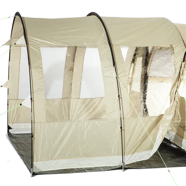 Zelt mit transparenten Fenstern, gestützt von schwarzen Stäben, auf einem dunklen Boden. Zeltfarbe ist beige.