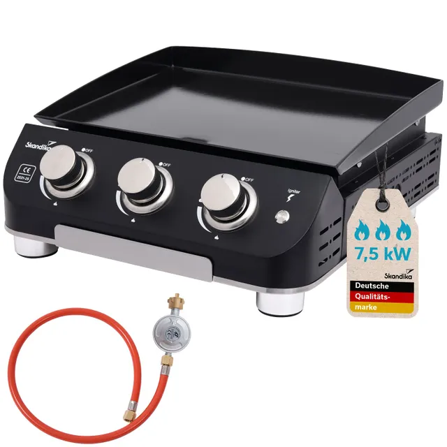 Gasgrill mit schwarzer Platte, drei drehbaren Reglern und einem roten Schlauch mit Druckregler. Plakette mit Leistung.
