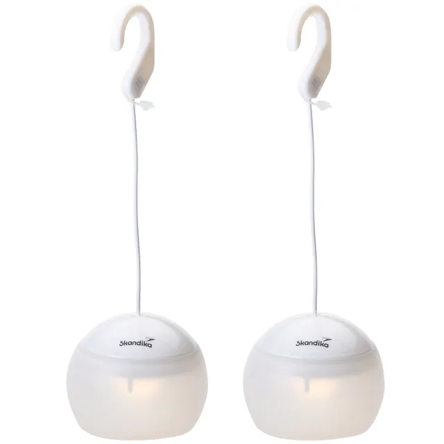 Zwei hängende LED-Lampen mit abgerundeter Form und einem weißen Haken, der zum Aufhängen dient.