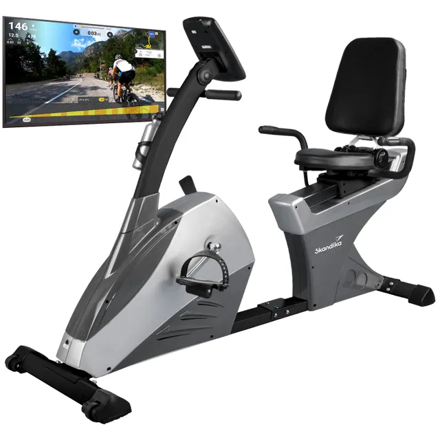 Ergometer mit einem stabilen, schwarz-silbernen Design und einem Display, das eine Fahrradstrecke zeigt.