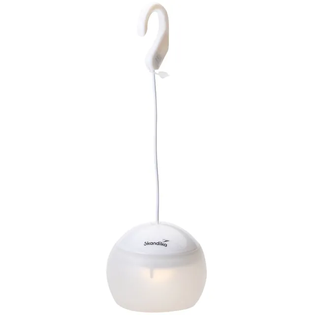 Hängelampe in runder Form, halbtransparent mit einem weißen Haken und einem Kabel, bedruckt mit dem Logo „Skandika“.