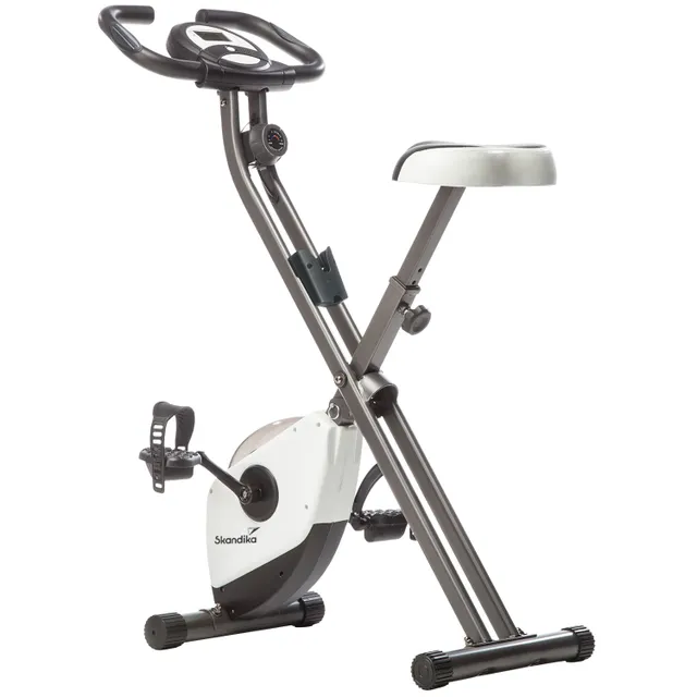 Faltbares Ergometer mit einem Sitzpolster, einem Lenker und Pedalen. Die Konstruktion ist in Grau und Weiß gehalten.