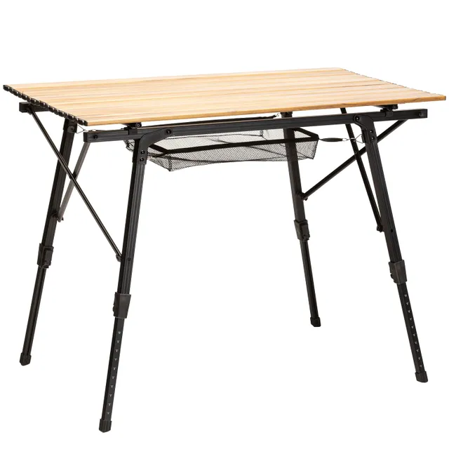 Faltbarer Tisch mit Holzplatte und schwarzen Metallbeinen. Unter dem Tisch befindet sich ein Netzfach.