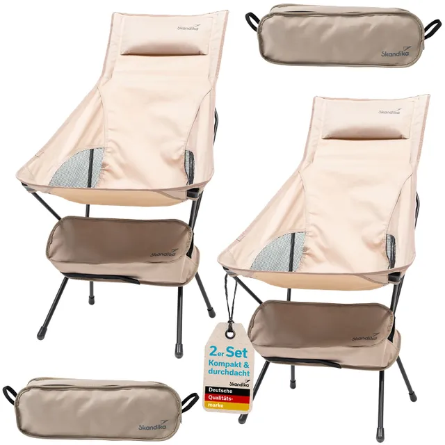 Zwei leichte Klappstühle in Beige mit Mesh-Einsätzen und einem abnehmbaren, gepolsterten Kopfteil. Zubehör und Etikett sind sichtbar.