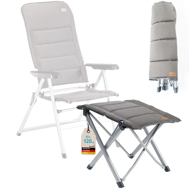 Sitzmöbel in Grau: ein Klappsessel, ein Hocker und eine gefaltete Kopfstütze. Am Hocker hängt ein Etikett mit max. 120 kg.