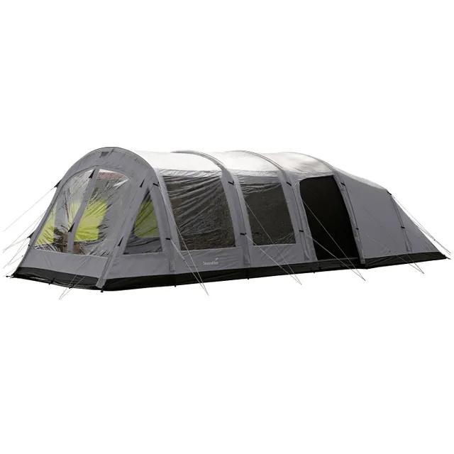 Graues Campingzelt mit mehreren Fenstern und einem gewölbten Dach. Mehrere Abspannleinen sind sichtbar.