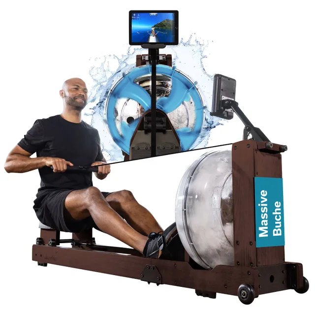 Rudergerät aus Holz mit einem runden Wassertank, auf dem ein Bildschirm montiert ist. Eine Person rudert.