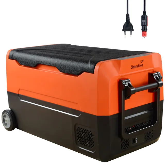Kühlbox in Orange und Schwarz mit Rädern und einem Griff. Kabel mit Stecker sichtbar.