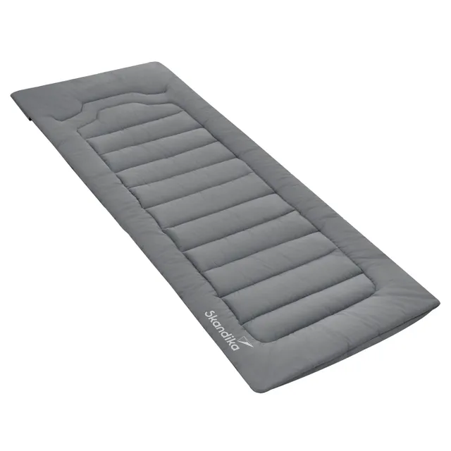 Graue Isomatte mit gestepptem Design und Logo in der unteren Ecke. Die Matte hat eine rechteckige Form.