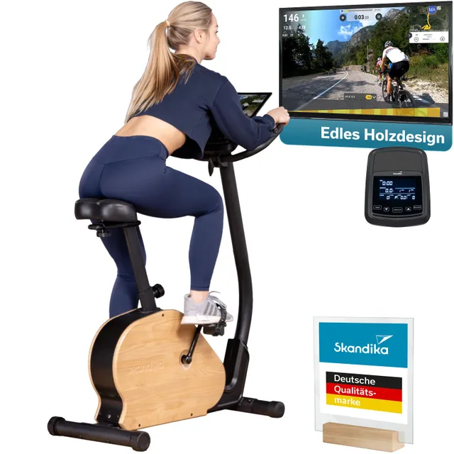 Fahrradergometer mit Holzdesign, Person in sportlicher Kleidung in Sitzposition, Bildschirm mit Mountainbike-Szenario, digitale Anzeige.