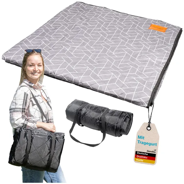 Wickeldecke mit geometrischem Muster, zusammengefaltet und als Tasche verwendet. Person lächelt und trägt die Tasche.
