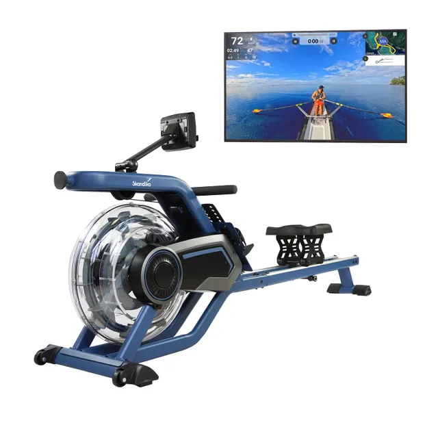 Rudergerät in Blau mit transparenter Schwungmasse und Sitz. Im Hintergrund ein Bildschirm mit Wassersport-Szene.