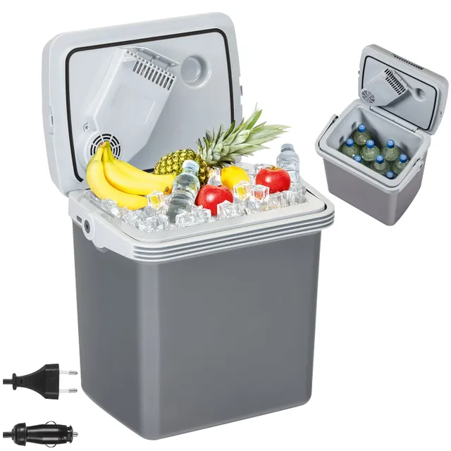 Graue Kühbox mit Obst, Wasserflaschen und Eiswürfeln. Oben geöffnet, zeigt ein Ventilator. Neben einer weiteren Kühbox und Steckdosen.