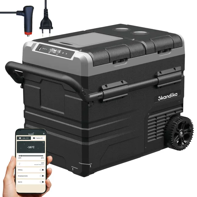 Kühlbox mit Digitalanzeige, Tragegriff und Rädern. Smartphone zeigt Temperatursteuerung. Kabelanschluss sichtbar.