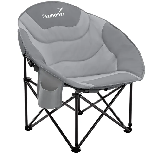 Sessel mit runder Form und grauem Bezug, auf klappbarem, schwarzem Gestell. Seitentasche vorhanden.