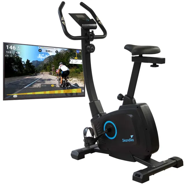 Ergometer mit digitalem Bildschirm, der eine Radfahr-Trainingsstrecke zeigt, und verstellbarem Sattel.