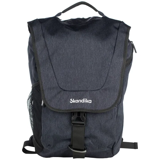 Ein dunkler Rucksack mit einer vorderen Klappe, einem Schnappverschluss und einem Netzfach an der Seite. Der Markenname "Skandika" ist sichtbar.