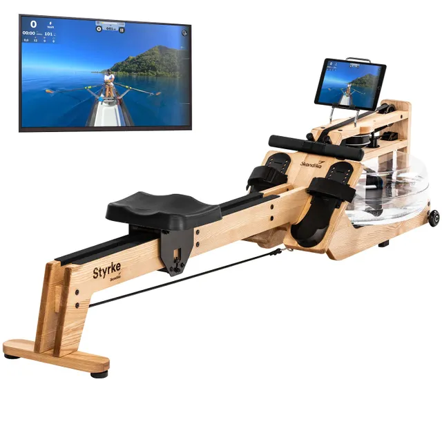 Rudergerät aus Holz mit einem Sitz, Fußstützen und einem Wassertank. Darauf ein Tablet-Halter. Im Hintergrund ein Bildschirm mit Ruder-Szene.