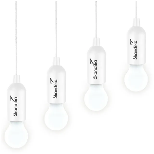 Vier moderne, weiße Lampen mit abgerundeten Formen hängen an kabelgebundenen Aufhängungen.