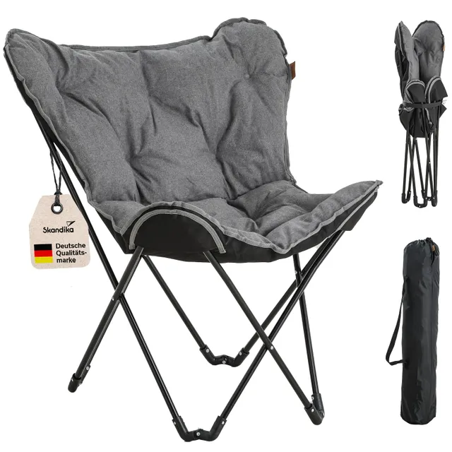 Grauer Klappstuhl mit gepolsterter Sitzfläche und Metallgestell, daneben zusammengeklappter Stuhl in einer schwarzen Tragetasche.