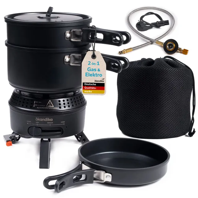 Kocher in schwarz mit zwei Töpfen und Deckel, dazu eine Pfanne, ein Wassertank aus Textil und ein Adapter.