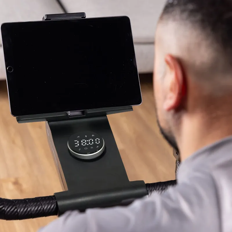 Moderner Trainingscomputer mit Tablet-Halterung